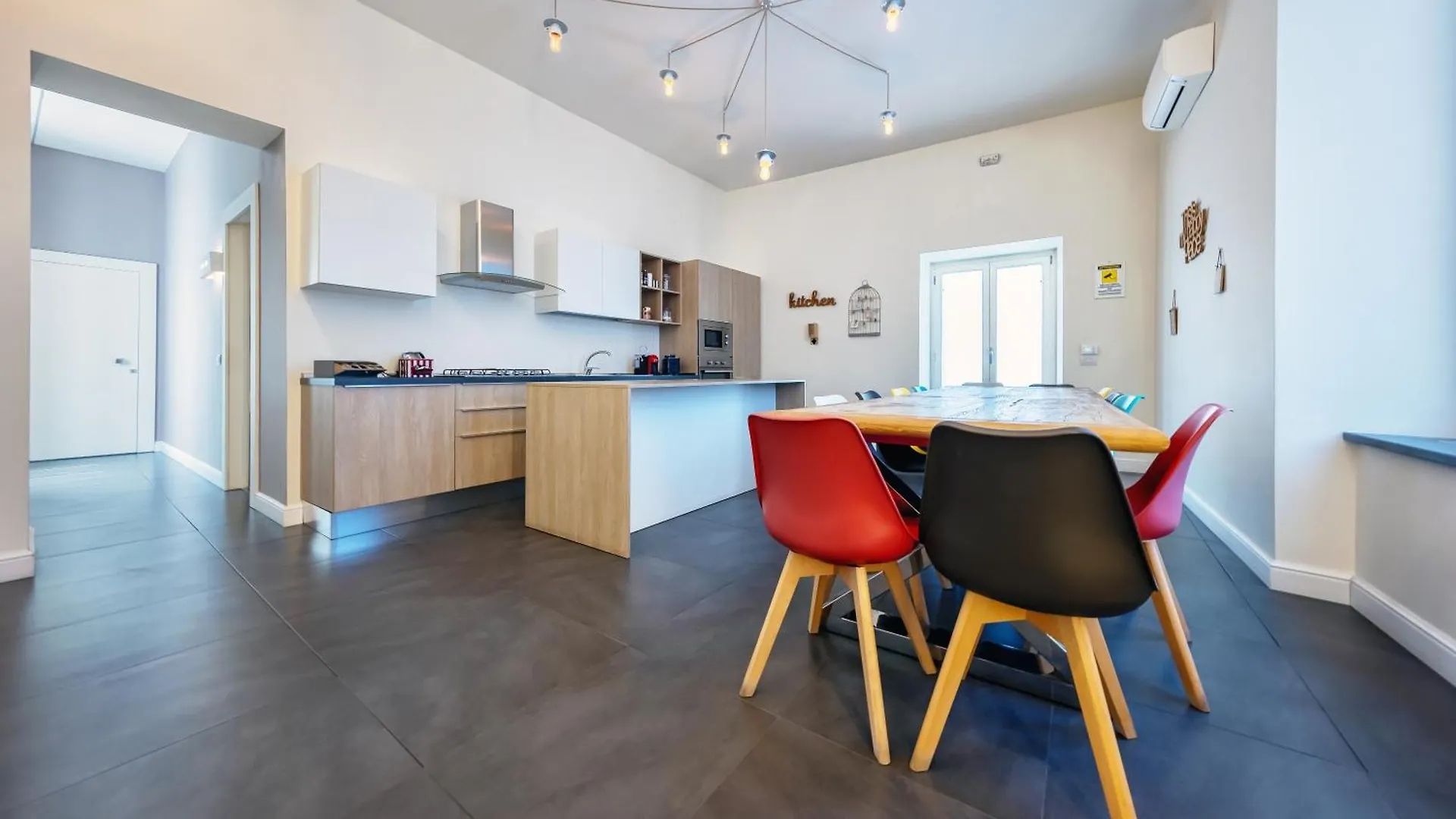 Napoli Squares Suites 2*, נאפולי איטליה