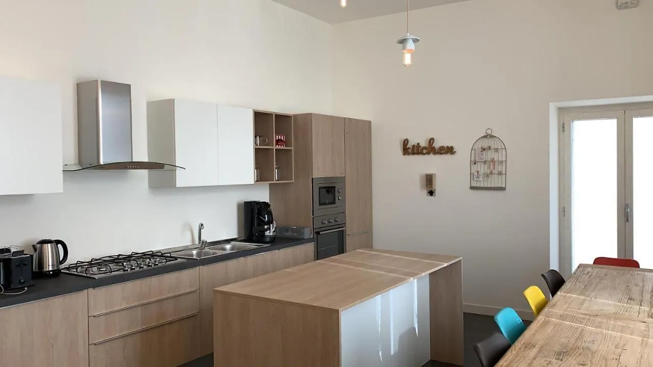 Napoli Squares Suites 2*, נאפולי