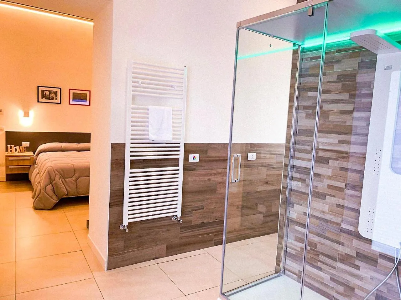 Napoli Squares Suites 2*, נאפולי איטליה