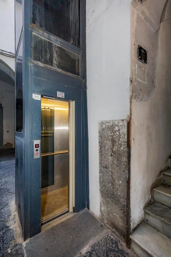 Napoli Squares Suites 2*, נאפולי איטליה