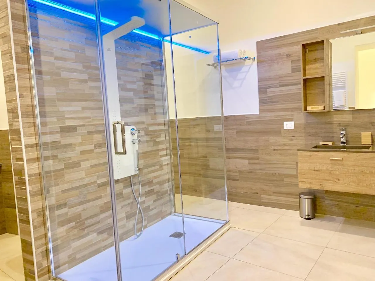 Napoli Squares Suites 2*, Неаполь Италия